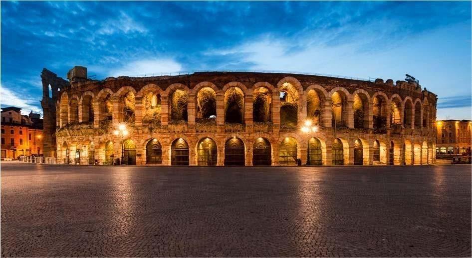 VERONA EN OPERAREISE For mange operaelskere står Arena di Verona som en av de aller største opplevelsene. Det å sitte på den to tusen år gamle romerske arenaen sammen med 20.