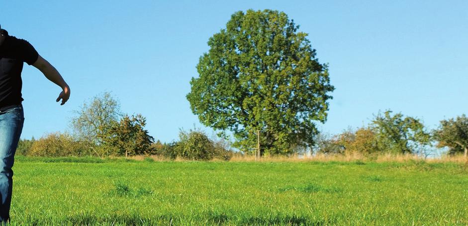 עם הפנים קדימה לכיוון בנק בר קיימא דוח אחריות סביבתית זה ממלא את כל המעורבים בו בלאומי גאוות יחידה ותחושת סיפוק לא רק נוכח הישגי העשייה בעבר אלא גם ובעיקר אל מול אתגרי העתידÆ לאומי הוא ארגון פיננסי