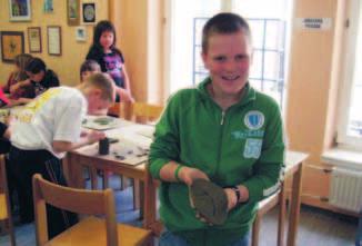 Kostelska dolina nas je očarala s prvinsko naravo, mirno reko Kolpo in zasanjanimi lokami. Na obronkih hribov so nas pozdravljale stare hiše z značilnimi»ganki«lesenimi balkoni.