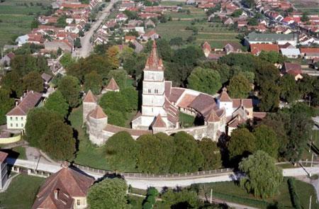 fost depus memoriul preotului Georg Draudt. Turnul a fost avariat in timpul cutremurului din 1802, iar intre 1803-1804 legat cu fier.