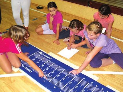 ŠOLSTVO Učenci 5. razreda pri pouku športne vzgoje razvijajo matematično pismenost z merjenjem, beleženjem in prikazovanjem rezultatov.