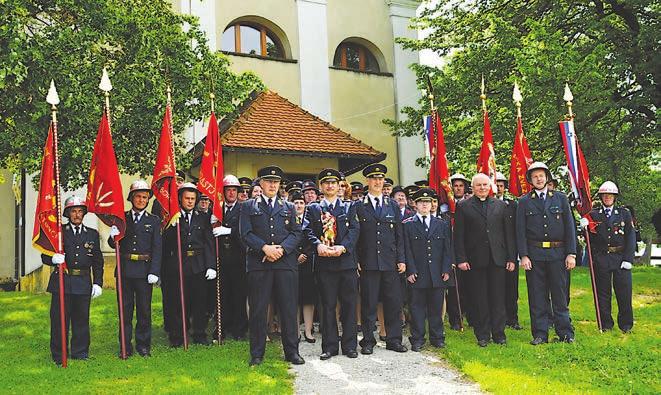 Kapelskem Vrhu krasi lepo svetišče, kot je zapisal naš pesnik, domačin Kajetan Kovič: «Nekje je bela cerkev, ne velika / a že od daleč vidna vrh slemena.