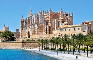 Severdigheter på Mallorca Mallorca er fylt med turistattraksjoner som middelalderkirker, gamle slott og kunstmuseer. Gleden av Mallorca er en kombinasjonen av kultur og natur.