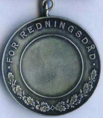 mai 1941. Mål 1 19 x 19 mm. 1236 LEVE NORGE 1905-5. 24 store sølvmedaljer i pent treskrin samt album m/ 2 sertifikater fra Samlerhuset. 92,5% sølv, vekt ca. 33,6 gram (1 oz rent sølv), 39 mm diam.