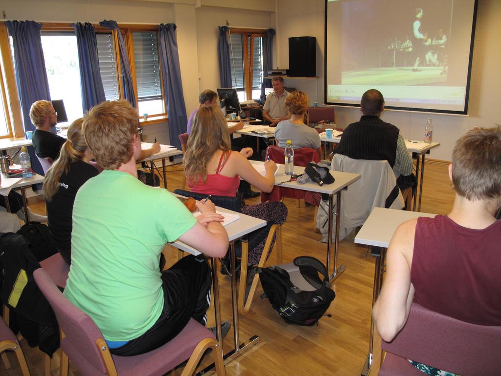 Undervisning i tradisjonskunnskap ved Norsk senter for folkemusikk og folkedans. Foto: Sff.