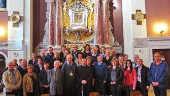 S duhovnikom o. Perom Markovićem, DI, bilo ih je oko 80. Za mlade hodočasnike u Svetište Gospe Sinjske sv. Misu je slavio fra Stipe Šušnjara, a pjevao je vokalno-instrumentalni sastav Sperantes.