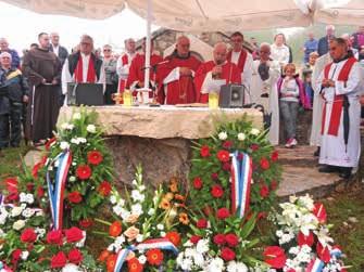 Ljetopis Svetišta i Župe Kolovoz 13. Zlatnik i srebrnjak Gospe Sinjske Povodom 300. obljetnice Gospine obrane Sinja, u Svetištu je predstavljen zlatni i srebrni kovani novac.