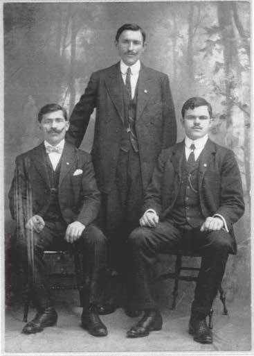 Bilić-Subašić i oca Nikole, a Nikola i Stanko Udiljak bili su braća od roda Konculovih. Nikola je rođen 1883., a Stanko 1879. Roditelji su im bili Josip i Ružica.