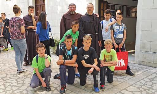 Studenački ministranti i župnik fra Zoran u društvu sa Studenčaninom fra Ivicom Udovičićem dio susreta započeo je procesijom kroz samostansko dvorište, a zatim euharistijskim slavljem u 10 sati u