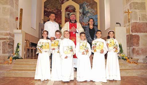 Od Božića do Božića Prvopričesnici s vjeroučiteljem Branimirom Poljakom, fra Zoranom i učiteljicom Katarinom Vrca bratskoj ljubavi i slozi. Tako je 17.