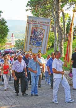 Nakon brojnih sportskih aktivnosti pala je noć, upalili su se reflektori i druženje se nastavilo. Okupljeni su sjeli oko vatre gdje su se pričale svima drage dogodovštine iz djetinjstva.