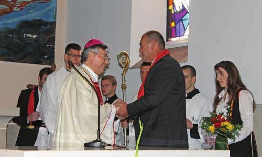 Dobrodošlicu nadbiskupu zaželio je župnik fra Zoran Jonjić, a u ime cijele župne zajednice nadbiskupa su pozdravili krizmanica Mateja Bilić-Nosić te Ante Šakić Miljkov.