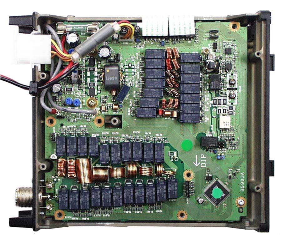 Q13: 2SB1132 Q14: 2SC4081 PA UNIT Pre drive amplifier (Q101: 2SK3074) Drive amplifier (Q150: RD01MUS1) Power amplifier (Q200, Q201: