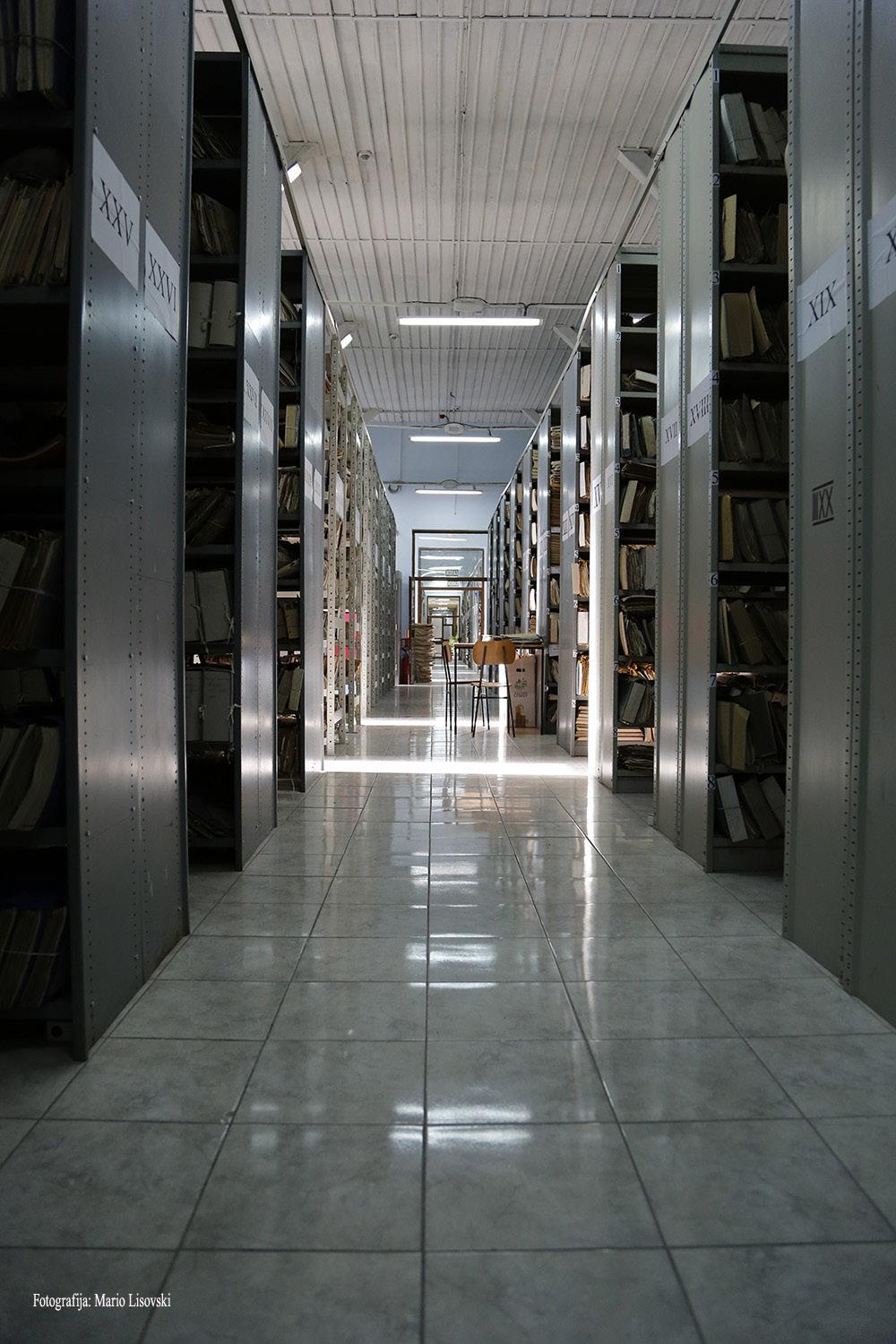 око 5000 дужних метара архивске грађе, која обухвата период од друге половине 18. до краја 20. века. Архивска библиотека има око 10.000 библиотечких јединица, који обухватају период од 1650. до 2016.