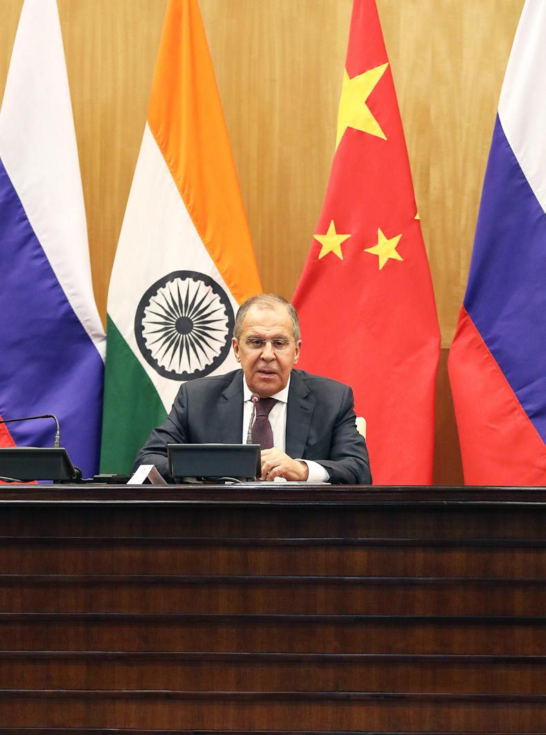 Den russiske utenriksministeren, Sergej Lavrov, snakker under en pressekonferanse etter et møte i New Delhi mellom utenriksministrene i Russland, India og Kina.
