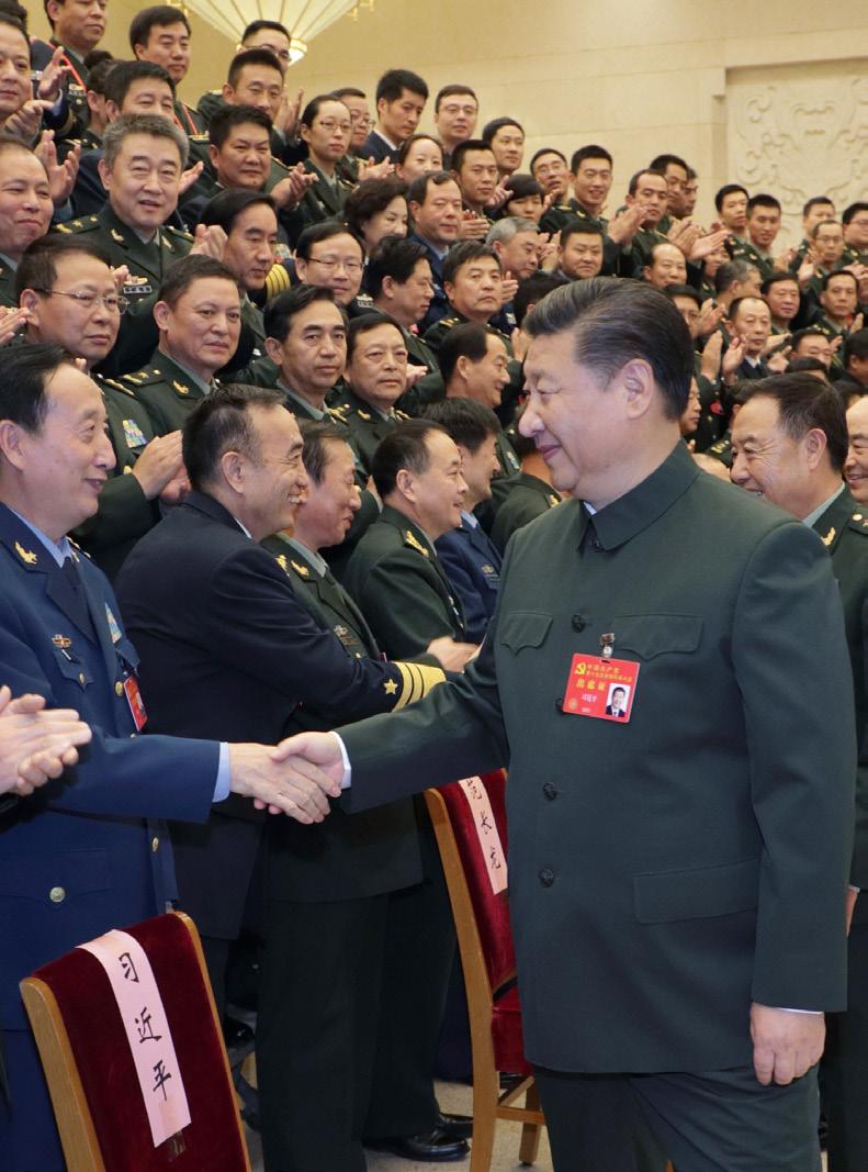 Xi Jinping, generalsekretær i Kinas kommunistparti, hilser på delegater og deltakere fra hæren og politiet uten stemmerett under den 19. partikongressen.