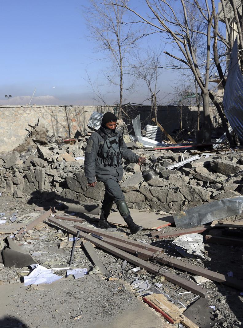 Et medlem av de afghanske sikkerhetsstyrkene etter et selvmordsangrep mot en politistasjon i Kabul. ASIA AFGHANISTAN Taliban vil styrke sin militære og sivile posisjon det kommende året.