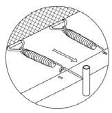 TRINN 10 Begynn med å hekte fjærene inn i den V-formede ringen på trampolineduken. Bruk deretter fjærmonteringsverktøyet til å feste fjæren ved å dra den på plass på rammen.