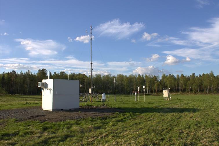 Bilde 2: NILUs målestasjoner. Svanvik (venstre) ligger ute på jordet ved Svanhovd miljøsenter (NIBIO).