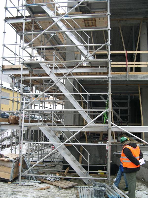 Alvorlig personskade etter fall fra stillas, 05.03.2007 Tømrere, som deltar i stillasbygging, benytter et trappetårn som kollapser når han går i det.