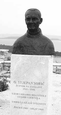 Franjo Tuđman, umro prije deset godina (10. prosinca 1999), tvorac je suvremene demokratske Republike Hrvatske i njezin prvi predsjednik. Njegovo poprsje izradio je akademski kipar Kruno Bošnjak.
