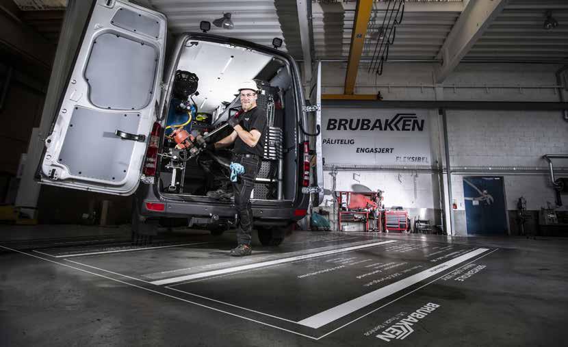 SERVICE Vi utfører service og vedlikehold på alt av maskiner for anlegg, materialhåndtering og lifter. Noe som mer enn 6000 serviceavtaler i det norske og svenske markedet kan bekrefte.