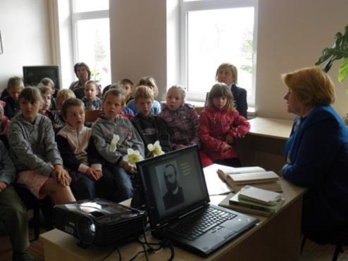 Kintų filiale vyko renginys Vaikų Velykėlės : margučių ridenimas; margučių piešimas; Naisių vasaros organizuojamo konkurso piešinių paroda; etnografiniai šokiai ir dainos,