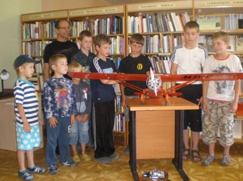 Gegužės 15 d. VB Miesto filialo bibliotekininkės pakvietė vaikus į popietę Tarmių kiemeliai.