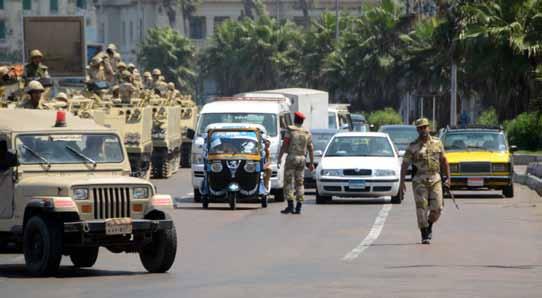 قوات الأمن الم صرية ودبابات الجي ش ت ستنفر ا ستعدادا لمظاهرات الإخوان الم سملين ضمن "جمعة الغ ضب" في ال سكندرية.