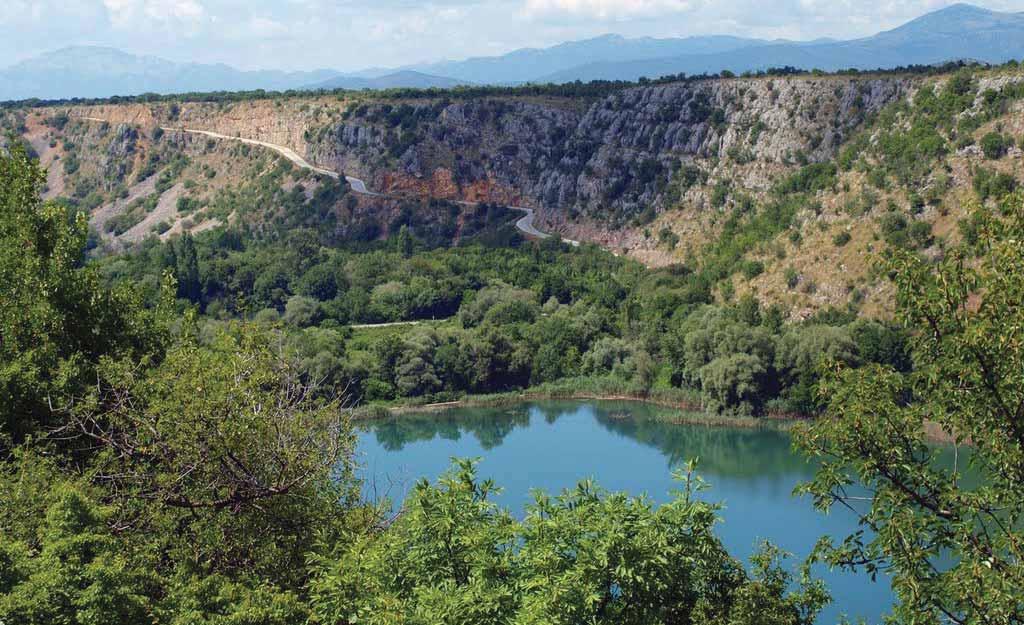 IZ ŽIVOTA LEGENDE ŽUPE Brljan... Tuga se obavila oko obitelji Martinušić... Savez dviju obitelji nestade kao oblačak na vedrom nebu, a Princeza svoje srce obeća Knezu Bogdanu.