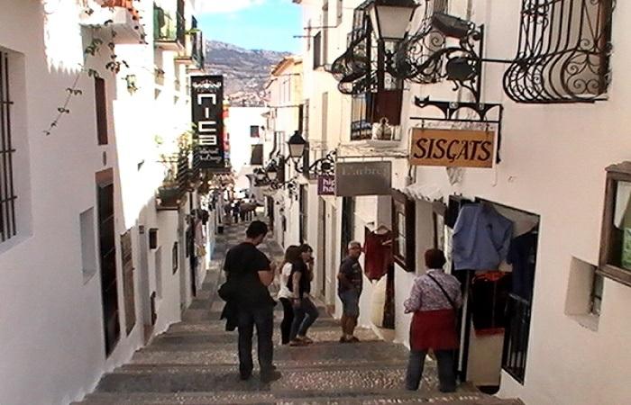 Gamlebyen i Altea Gamlebyen i Altea er typisk spansk med sine vakre, trange brosteinsbelagte gater med hvite hus som fører opp til det vakkre torget.