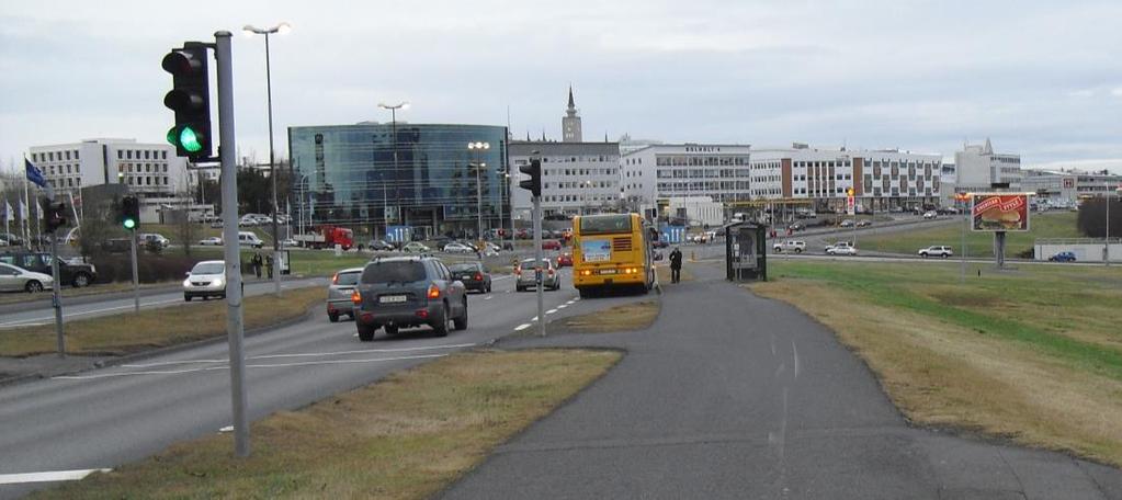 Mynd 27 Hliðfærð gönguleið á umferðarljósum fjarri gatnamótum. Gönguþveranir við biðstöðvar Útfærsla biðstöðva og gönguþverana í tengslum við þær er háð umferð og gerð götu.