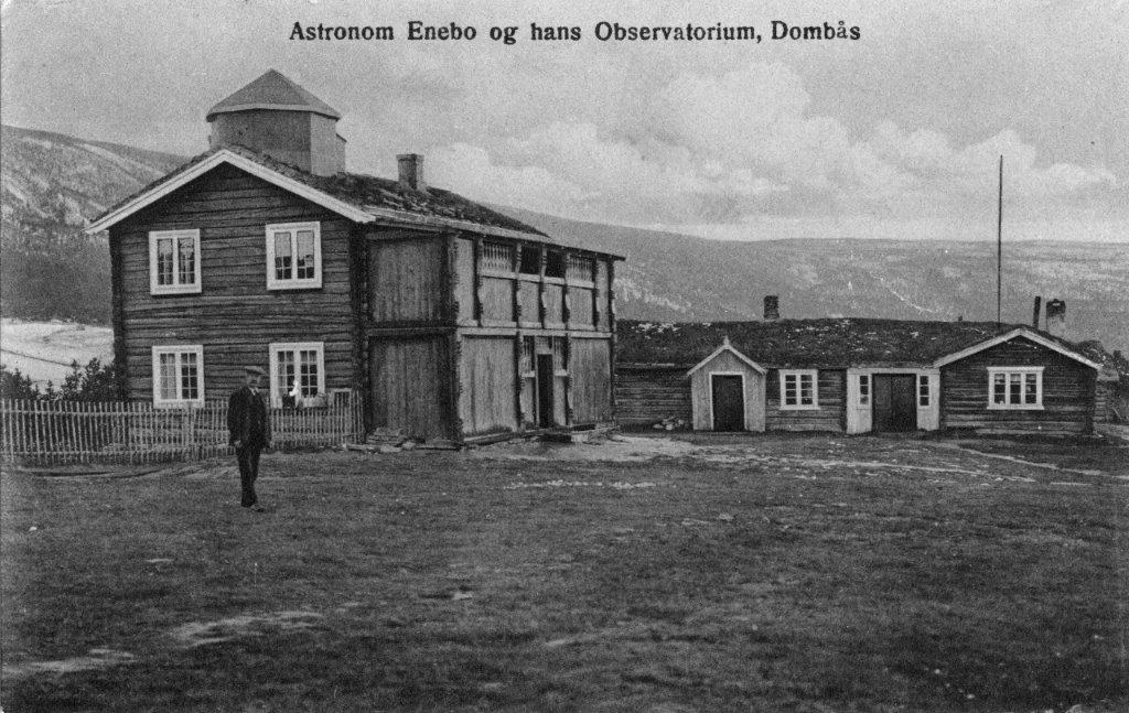nytt bygg ferdig på toppen av Haldde klart til å ta imot Cand. Real Ole Andreas Krogness (1886-1934) med familie. Fig. 6. Sigurd Enebo framfor husa på Brennøygarden.