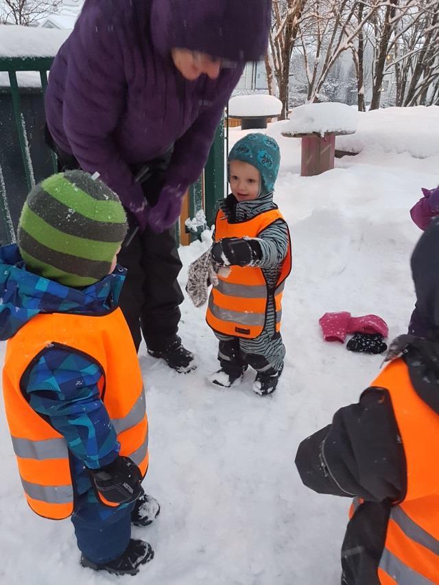 JANUAR. Nå er jula over og vi er klare for å starte på en ny måned og et nytt år. I januar fortsetter vi med aktivitetsgruppene og ukesrytmen fra i høst.