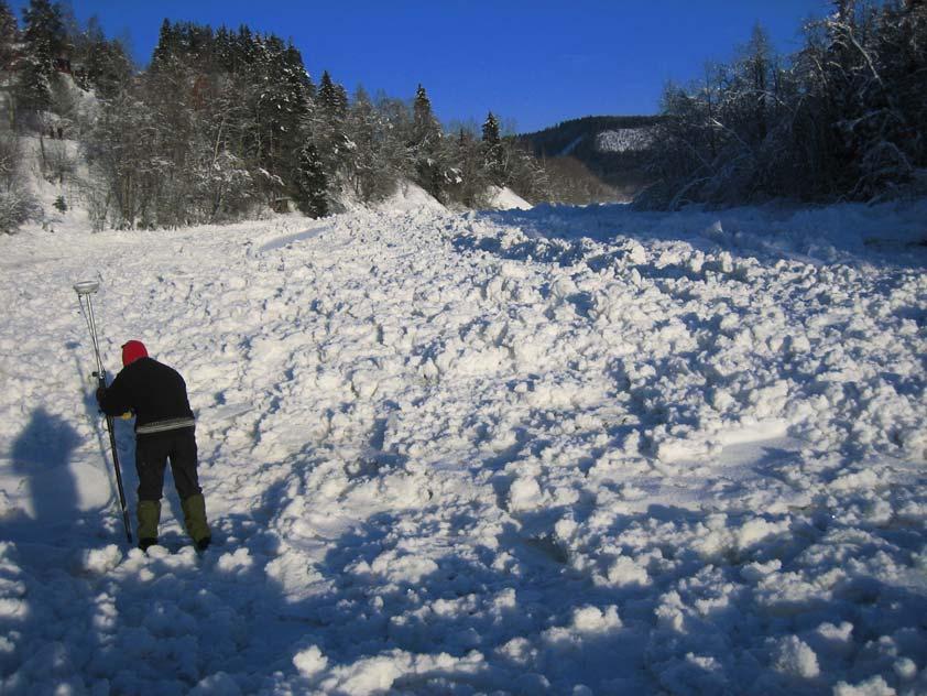 dammen. Dette problemet vil fortsatt være der, for det er heller ikke gunstig å øke driftsvannføringen brått på grunn av mulige isproblemer nedstrøms kraftverksutløpet.