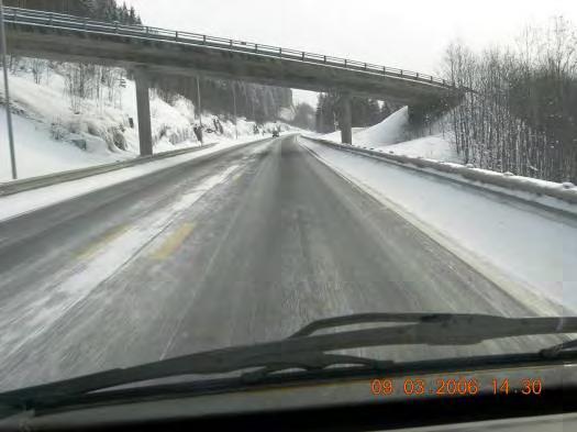 Hovedinntrykket er at det under snøfall er vanskelig å holde friksjonsstandarden på 4-felts strekningen ved Hunder på kjørefeltene med minst trafikk, dvs. inn mot midtdeleren.