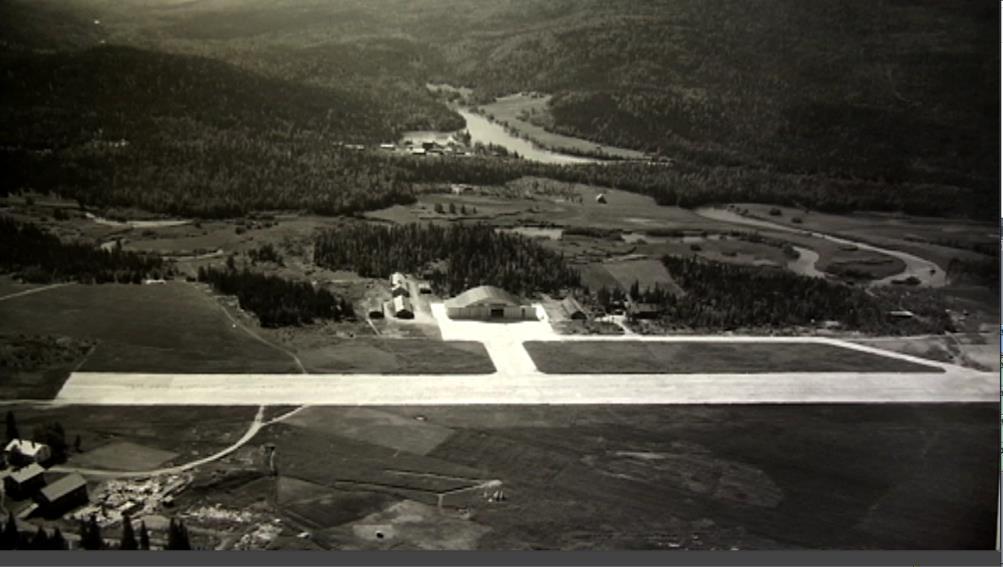 for reguleringsplan ved flyplassen i 2 Beskrivelse av planområdet og tiltaket Figur 2. Bilde av flyplassen i Hattfjelldal fra 1948. Foto Widerøe.