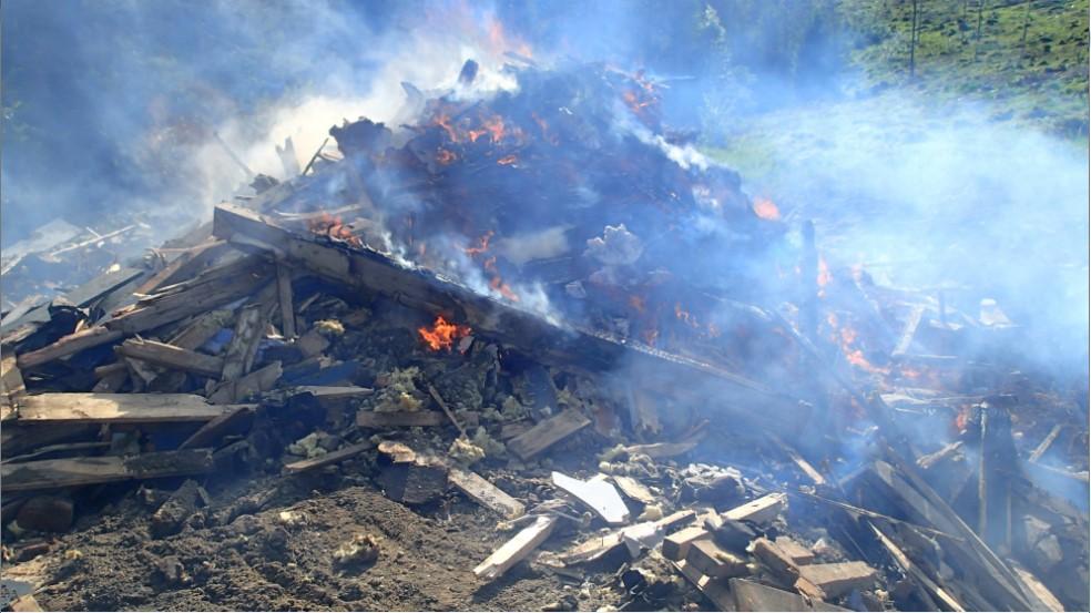 Brenning av avfall ved gnr 111 bnr 1. Bålet inneholdt usortert rivningsavfall: trevirke, isolasjon, takpapp, asfaltpapp. plast m.