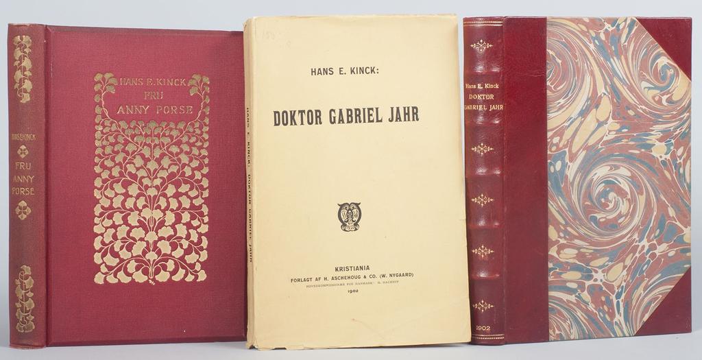 - 13 - FRU ANNY PORSE Kristiania. Aschehoug. 1900. 298, (2) sider. Kincks niende bok. 28. Rødt forlagsbind. Bleket rygg. DOKTOR GABRIEL JAHR Kristiania. Aschehoug. 1902. 271 sider. Kincks ellevte bok.