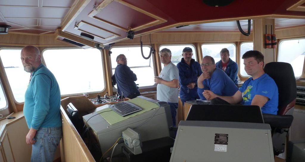 Bilde 2-1 viser mannskapet om bord på "Gunnar K" i mai 2011. Fra SINTEF Fiskeri og havbruk deltok forsker Harry Westavik (prosjektleder), forsker Leif Grimsmo og ingeniør Marte Schei.