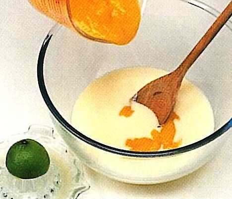 papayapure 1-2 ts limesaft 2 ½ dl kremfløte FREMGANGSMÅTE: Kok opp melk og sett den til side.