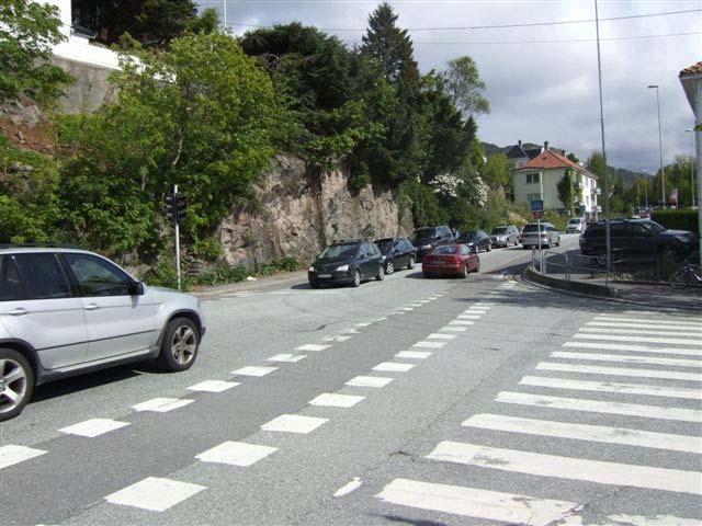 Fig 7 Bildet tatt i Helleveien retning nord. Figur 8 Bildet tatt i Helleveien; retning sør. Bildene viser at det her vanskelig kan gjennom føre et venstrefelt for trafikk ned til Breiviksbakken.