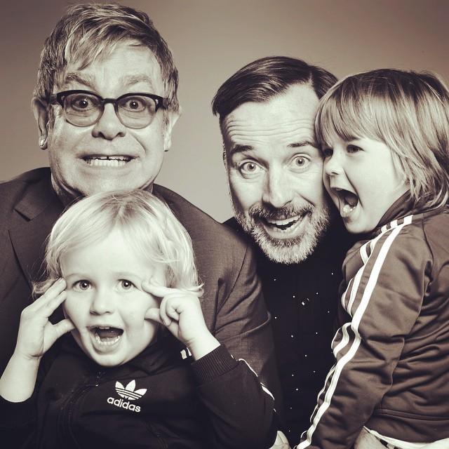 FAMILIE Elton John sammen med den kanadiske filmregissøren David Furnish (54).