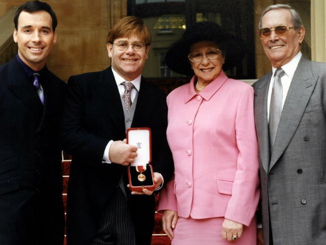 SIR ELTON JOHN I 1998 ble han slått til ridder gjennom utnevnelse til Knight Bachelor av dronning Elisabeth II.