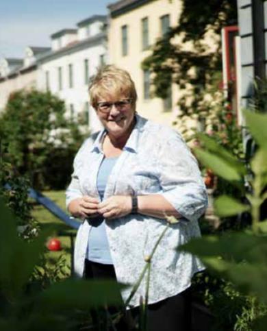 På sin jordflekk i Oslo sentrum dyrker Skei Grande både blomster og grønnsaker. Slikt urbant landbruk kan bygge ned motsetninger mellom bygd og by, mener hun.