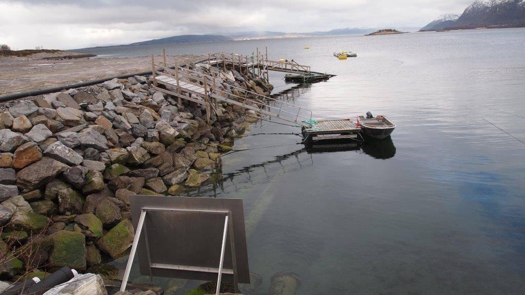 Bildevedlegg til tilsynsrapport settefisklokalitet Nordneset 12.4.2016 Cermaq Norway AS Steigen Figur 1. Utslippsledningen ut fra anlegget. Det var ikke synlig gjennomslag til overflaten.