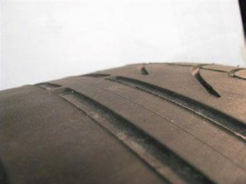 Feil hjulstilling på kjøretøyet Økende slitasje i slitebanen fra den ene siden til den andre på grunn av feil geometri på kjøretøyet Mulig årsak: Feil hjulstilling på kjøretøyet Kontroller