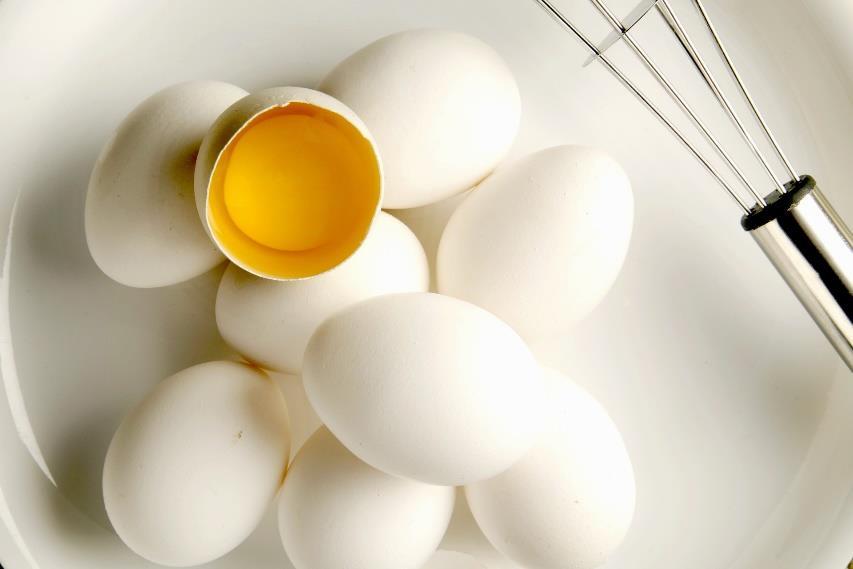 Del 2 Med hjelpemidler Oppgave 7 (8 poeng) Et egg veier omtrent 65 g. Den spiselige delen av et egg utgjør 88 %. a) Du har ni egg. Hvor mange gram totalt kan spises?