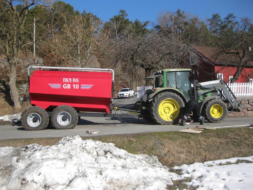 John Deere 6430 med Good Year Optitrac DT 818 Foran: 480/65 R24, 133 B.