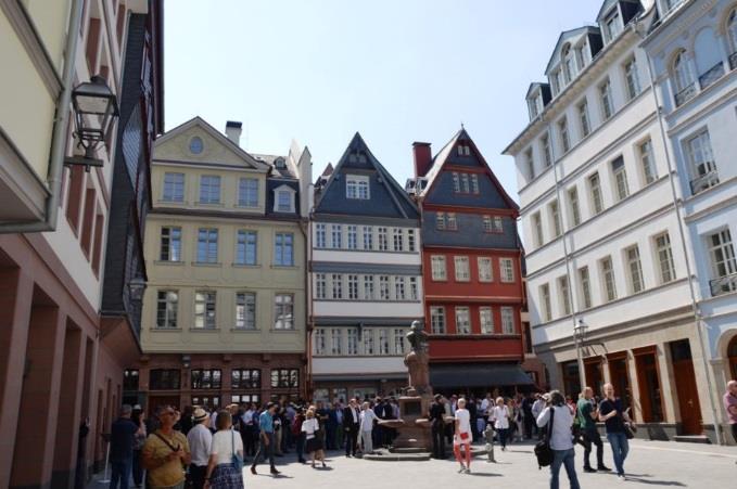 Med flotte bindingsverkshus, tradisjonelle butikker og smale gater får vi kjenne på Frankfurts hjerte.
